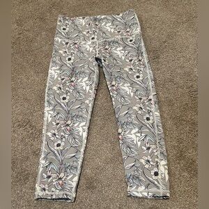 Mono B floral cropped leggings size medium great condition
